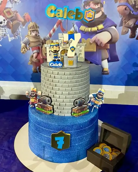 Bolo temático do jogo Clash Royale com castelo, personagens icônicos e nome Caleb no topo
