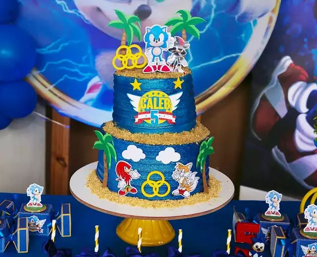 Bolo decorado com tema do Sonic, incluindo coqueiros, paisagem tropical e personagens do jogo