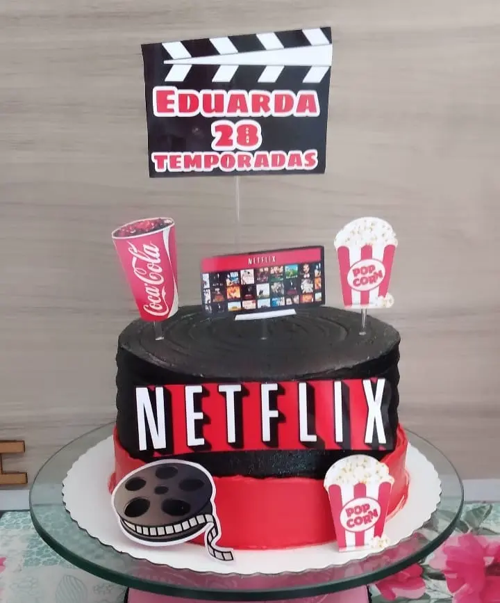 Bolo temático da Netflix com pipoca, claquete e nome Eduarda