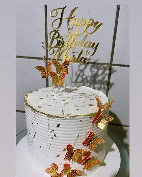Bolo com borboletas douradas e mensagem Happy Birthday