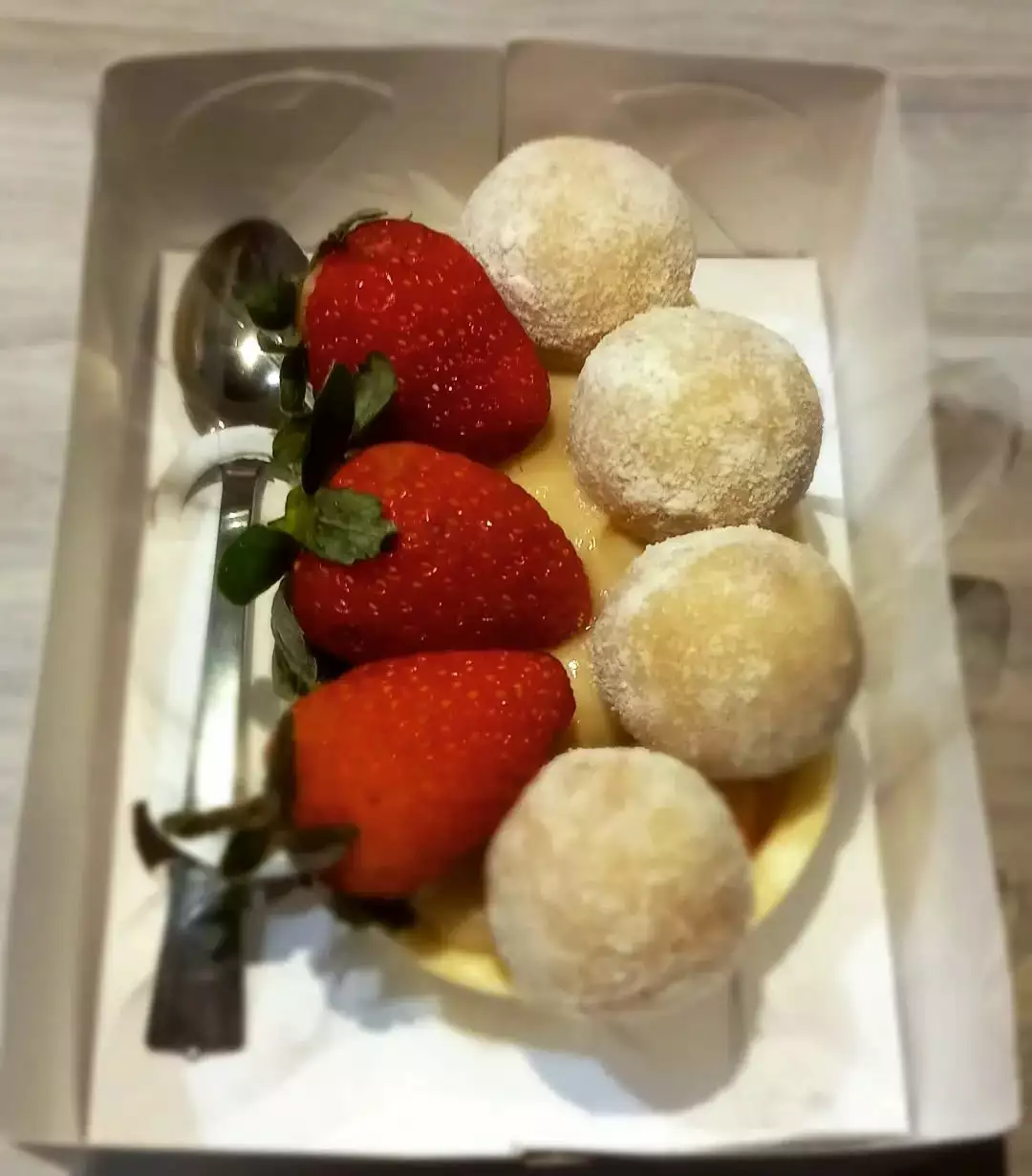 Prato decorativo com três morangos e três brigadeiros brancos